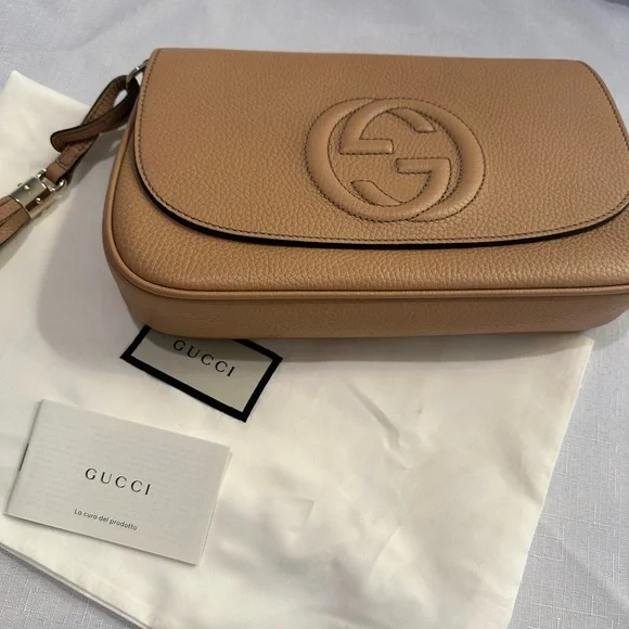 GUCCI, Tan, Beige Pebbled Calfskin Medium Soho Flap Crossbody Bag - Picture 3 of 7